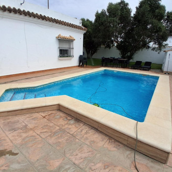CHALET IN EL COLORADO CONIL MIT POOL, TOURISTENLIZENZ UND DOPPELGRUNDSTÜCK.