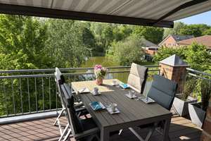 Moderne Wohnung mit großem Sonnenbalkon & Wasserblick in ruhiger Lage, inkl. Ausbaureserve im DG