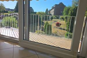 Helles und großzügges Wohn-Esszimmer mit grünem Blick