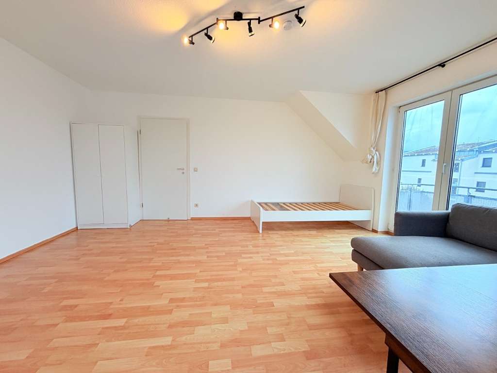 Immobilie in Dossenheim - HEIDELBERG-NAH: Leerstehende 2-Zi-Dachgeschosswohnung mit 2 Balkonen, neuer EBK & Top-Service! - Bild 2