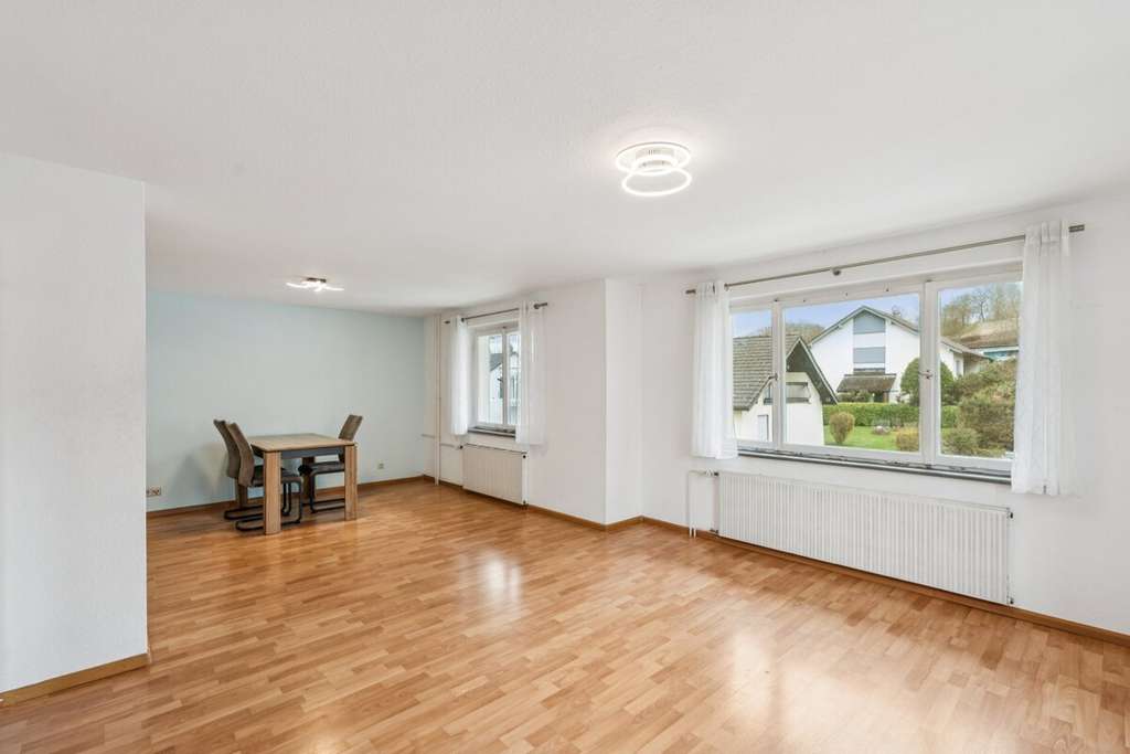 Immobilie in Jestetten - Zweifamilienhaus mit großem Grundstück! - Bild 1