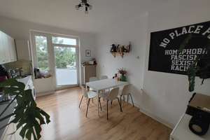 2 Zimmer, Wohnküche, große Diele, Bad mit Wanne, Balkon für Zweier-WG
