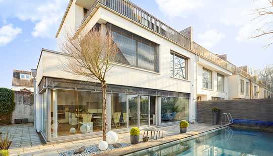 Bild von Wunderschönes lichtdurchflutetes Stadthaus mit Swimming Pool in der List!