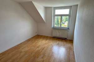 Gemütliche und vermietete DG 2-Zimmer mit Laminat und EBK in guter Lage – Die vollständige Adresse der Immobilie erhältst du vom Anbieter., 9130 Sonnenberg, Chemnitz – Vorschaubild 3