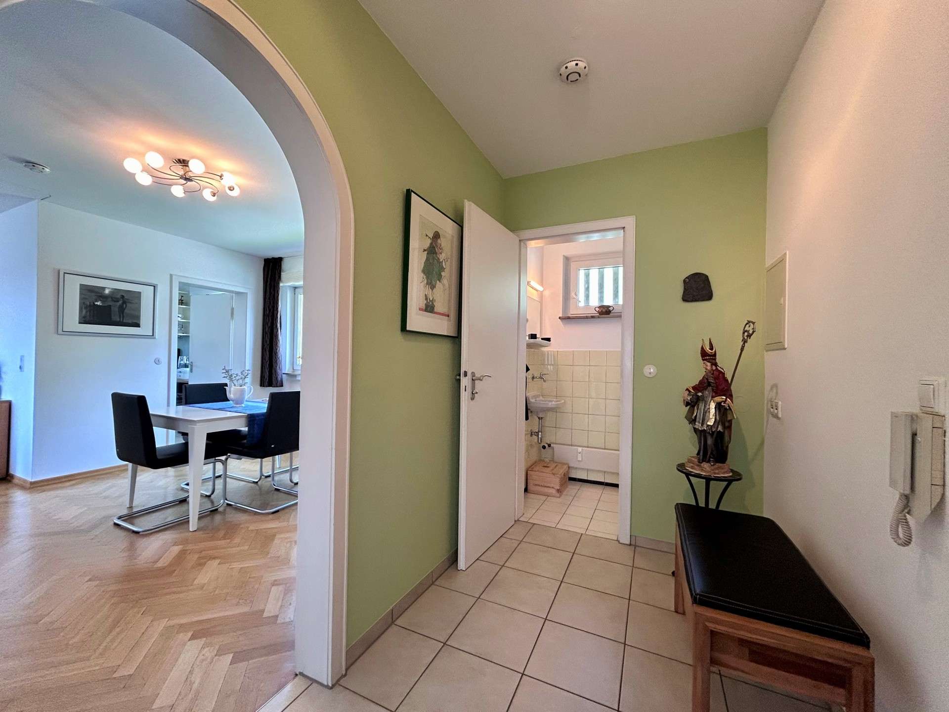 Immobilie in Altbach - Gepflegtes Mehrfamilienhaus mit 4 Wohnungen, 3 Garagen und 2 Stellplätzen - Bild 4