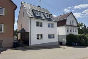 Familientraum mit Einliegerwohnung in energetisch gutem Zustand - sofort verfügbar – Die vollständige Adresse der Immobilie erhältst du vom Anbieter., 71552 Backnang – Vorschaubild 1
