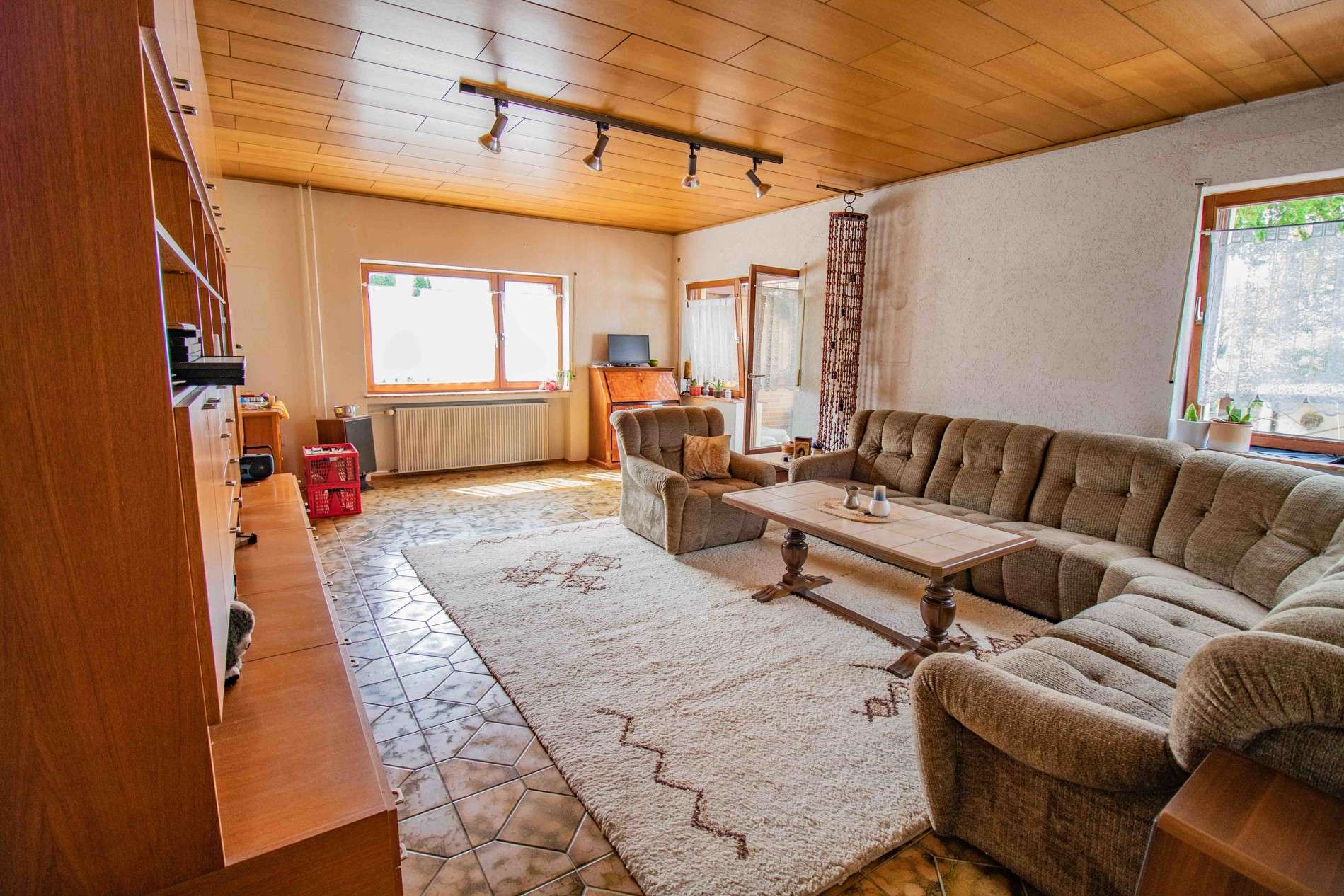 Immobilie in Eschwege - Charmantes Einfamilienhaus mit großem Garten, Doppelgarage und viel Platz zum Wohlfühlen - Bild 1