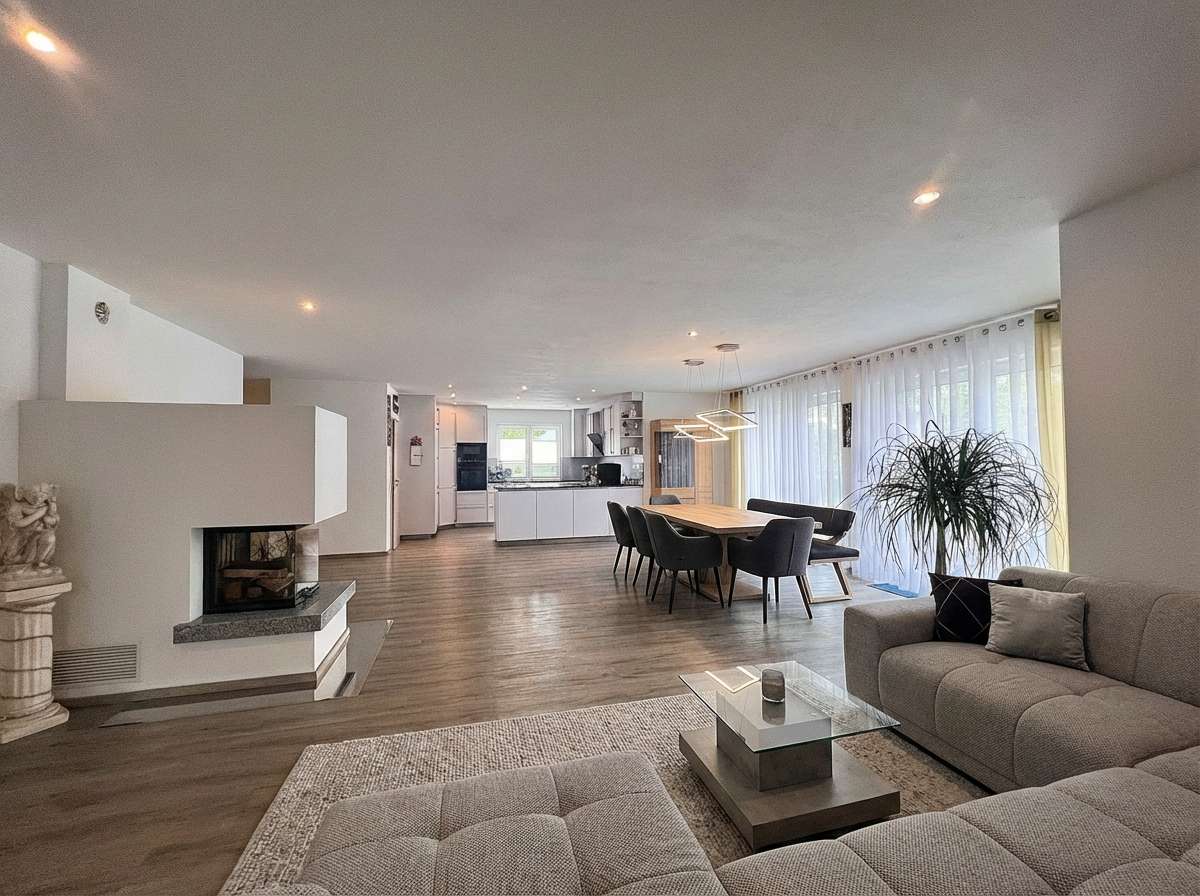 Immobilie in Herbertingen - Zwei Häuser, ein Traum - modernes Wohnen mit vielseitigen Möglichkeiten auf großzügigem Grundstück! - Bild 2