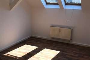 Kompakte Hinterhaus DG 2,5-Zimmer mit Einbauküche, Laminat und Wanne in uninaher Lage!