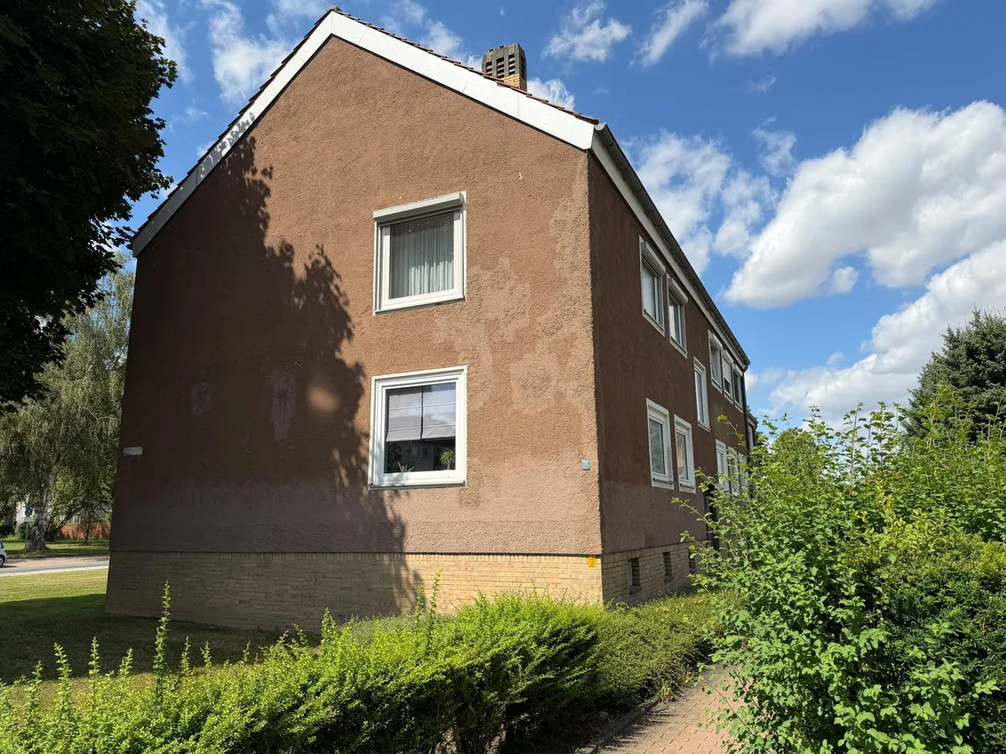 Gepflegte 3- Zimmer- Wohnung mit Einbauküche in Salzgitter- Lebenstedt – Hausansicht