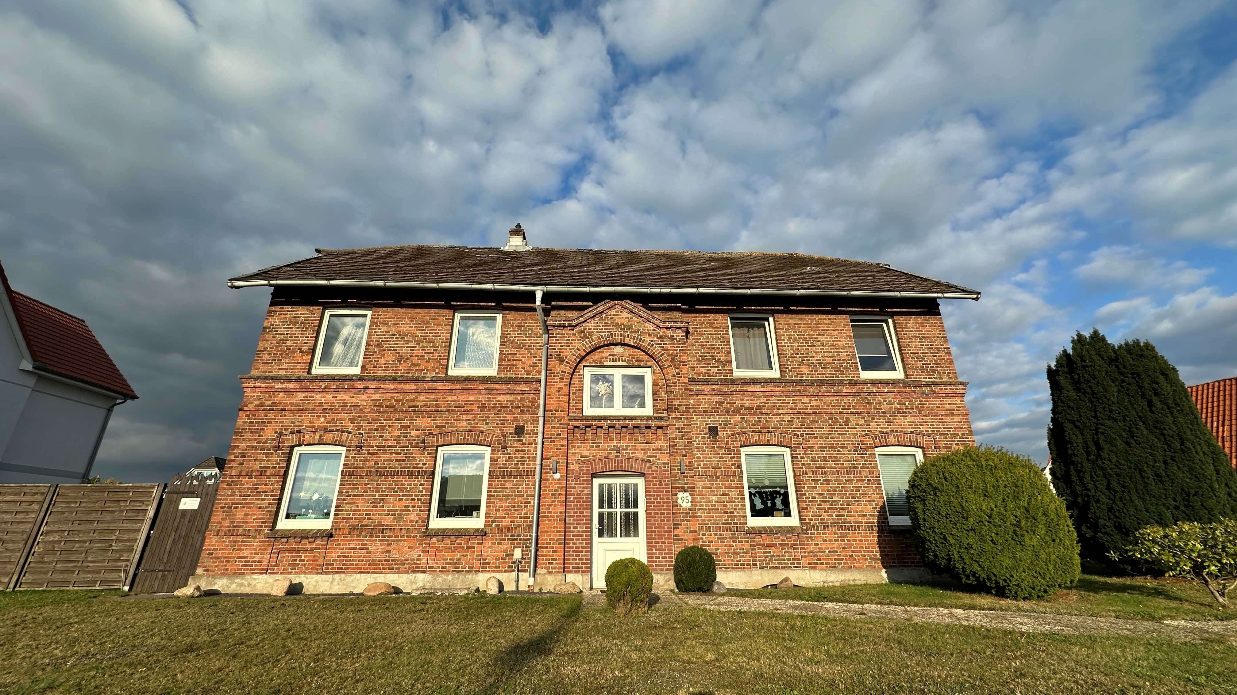 Solides, kleines Mehrfamilienhaus mit Vollkeller und Doppelgarage in Moorrege, Pinneberg Kreis – Bild 1