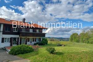Freistehendes Bauernhaus mit zwei Wohnungen, Garagen, Garten, Weitblick, ruhige Lage - Altusried – Die vollständige Adresse der Immobilie erhältst du vom Anbieter., 87452 Altusried – Vorschaubild 1
