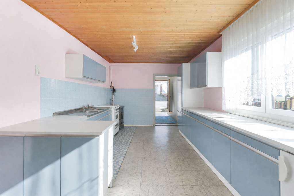 Immobilie in Flörsbachtal - Großzügiges Zweifamilienhaus mit Scheune, PV-Anlage & Bauplatzoption auf 2.284 m² Traumgrundstück - Bild 1