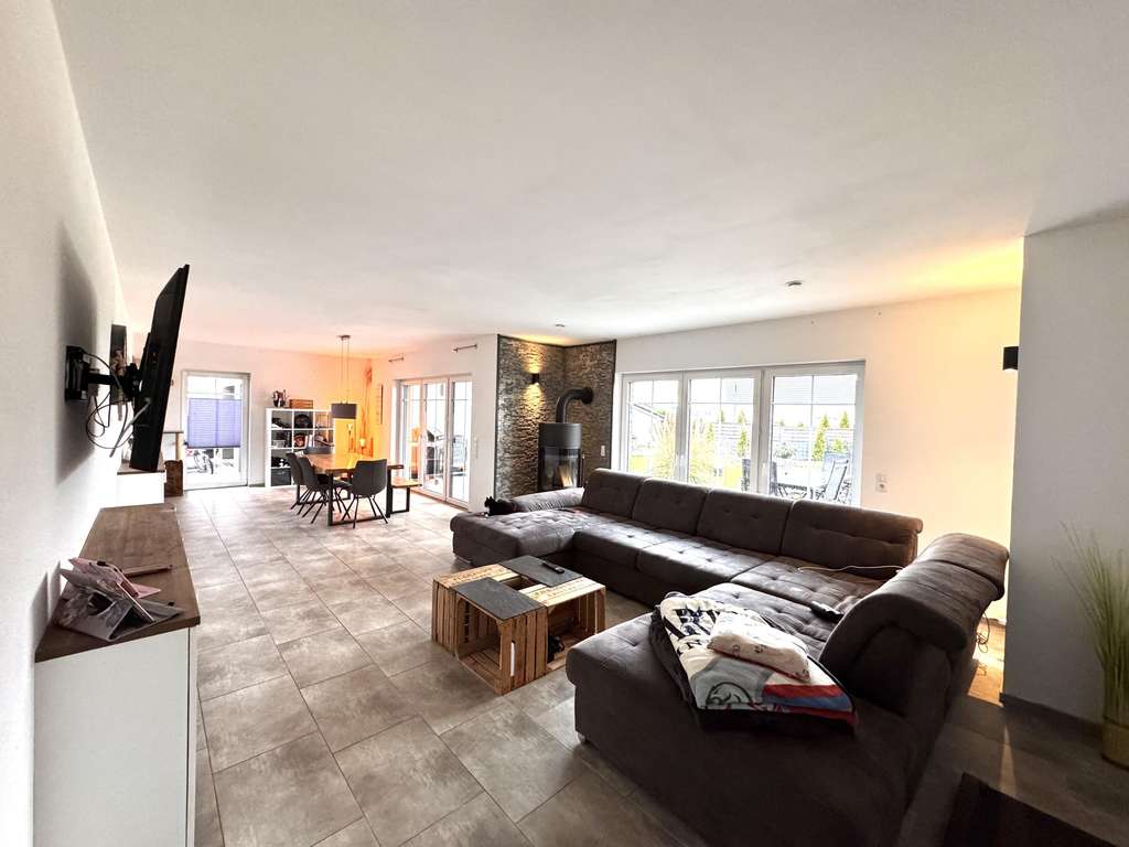 Immobilie in Hümmerich - Luxuriöses Einfamilienhaus mit 200 m² Wohnfläche | KfW-55 | 1.100 m² Grundstück | Baujahr 2020 - Bild 2