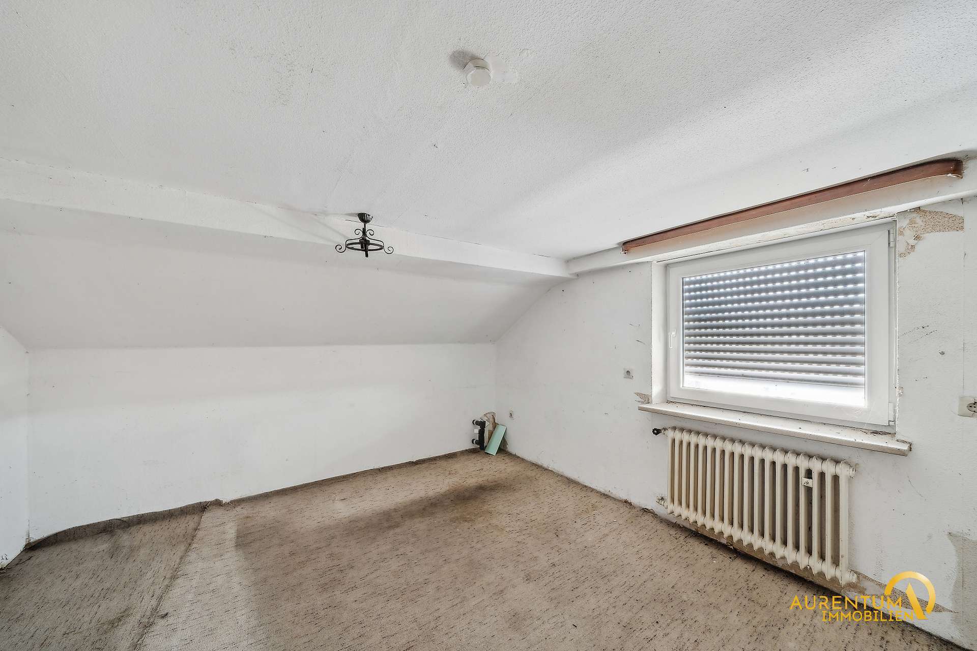 2,5-Zimmer-Dachgeschosswohnung mit Potenzial – 47 m², sofort frei in Arnhofen, Landkreis Kelheim, Kelheim Kreis – Bild 1