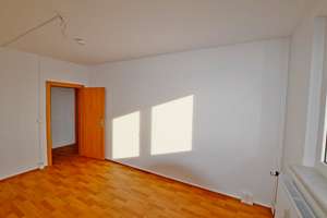 Bezug sofort möglich! 3-Raum-Wohnung, Badewanne, Aufzug, Balkon, PKW-Stellplatz! – Am Rosengarten 29, 6526 Sangerhausen – Vorschaubild 6