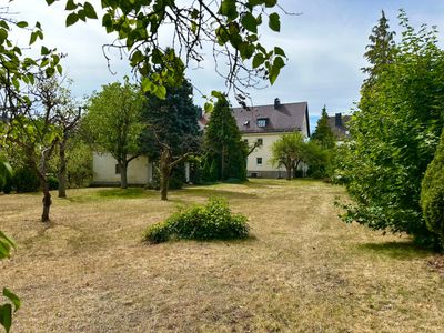 Mehrfamilienhaushälfte auf 610 qm Grundstück und angrenzendes Grundstück mit 665 qm
