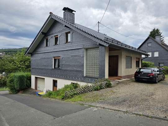 Freistehendes, massives Ein-/Zweifamilienhaus mit XL-Garage und gemütlichem Garten