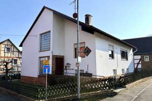 Geräumiges Haus mit Scheune, Garage und viel Platz zum Leben in Neuental-OT! Keine Käuferprovision! – Die vollständige Adresse der Immobilie erhältst du vom Anbieter., 34599 Neuental – Vorschaubild 1