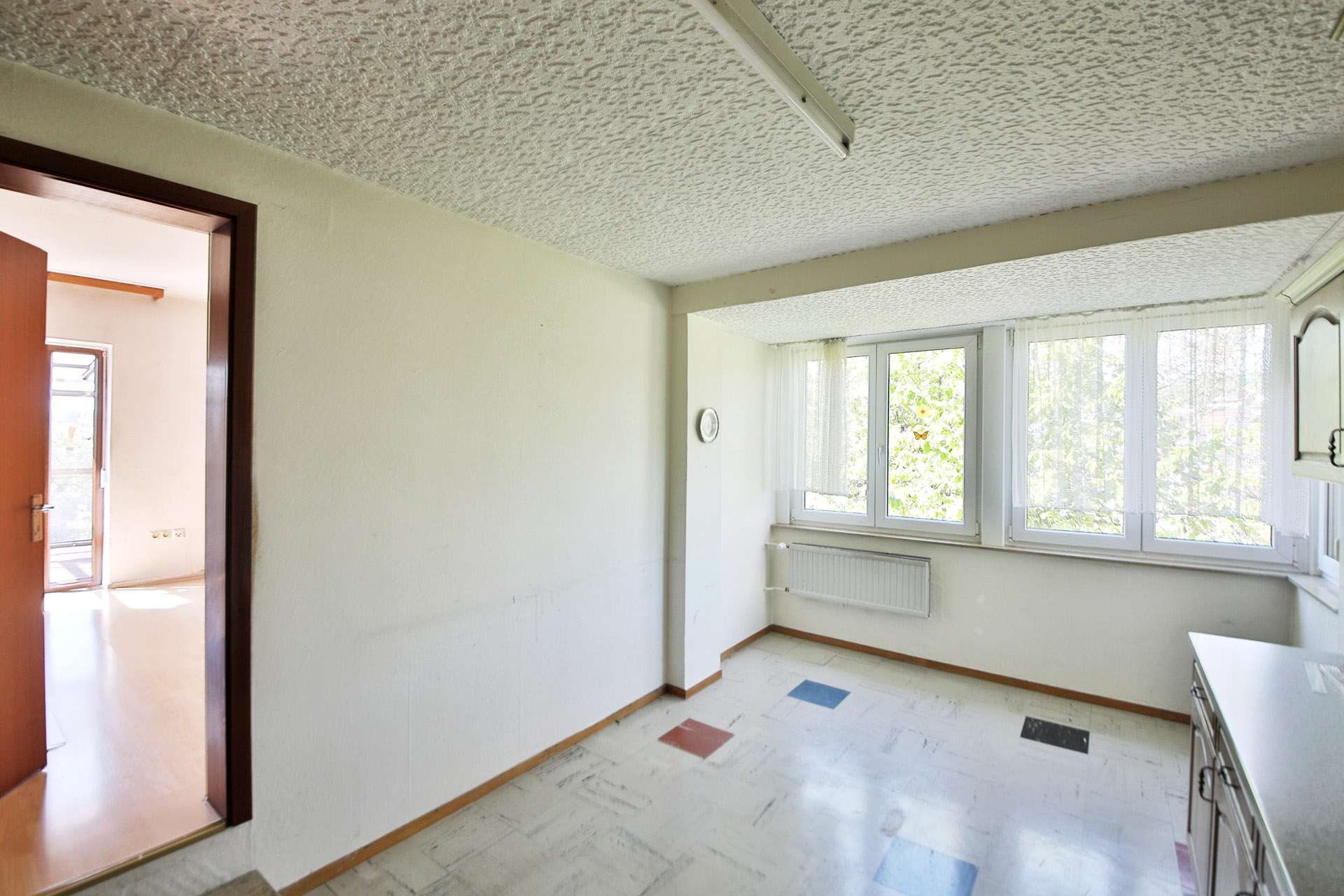 Immobilie in Birkenfeld - Gestaltungschance: 2-Familienhaus in Gräfenhausen mit Wintergarten, Garagen und großem Grundstück - Bild 3