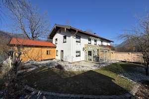 Teilerneuerte Süd-West-Haushälfte mit Doppelgarage in stiller Randlage – Traunstein (Kreis) – Vorschaubild 1