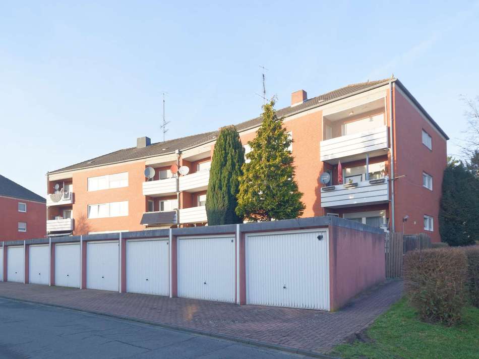 weitere Garagen hinter dem Hau