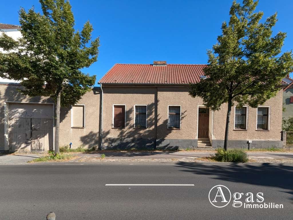 Immobilie in Biesenthal - Schmuckstück im Dornröschenschlaf: Einfamilienhaus mit Einliegerwohnung + Nebengelass in Biesenthal - Bild 1