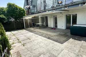 Helle Wohnung mit großer Terrasse und Traumgarten