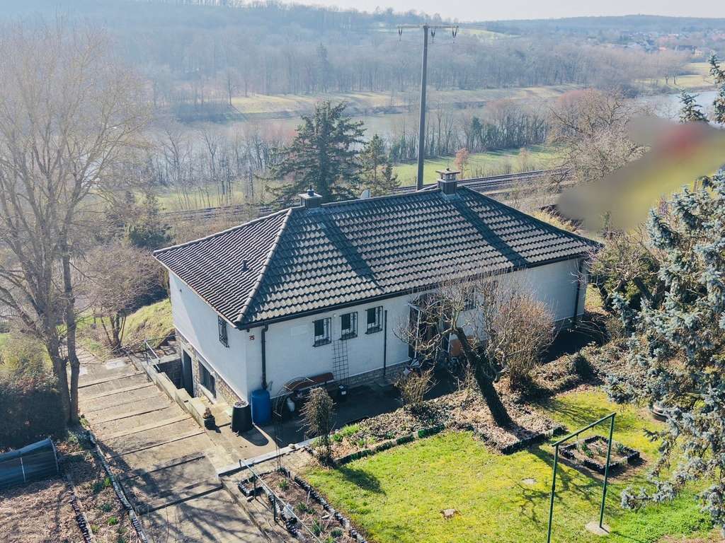 Immobilie in Gädheim - Ihr Platz an der Sonne... von viel Grün umgebenes Haus auf einem ca. 2.500m² großen Grund und ein - Bild 2