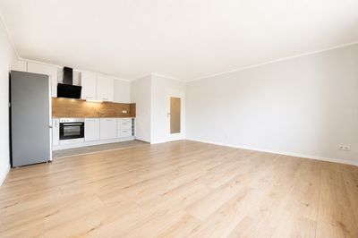 Erstbezug nach Sanierung* 2-RW* West-Balkon* neue EBK* Bad mit Wanne* TG-SP* Aufzug* Grüne Lage