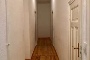 Großzügige 2 Zimmer Altbau Wohnung mit viel potenzial im Samariter-Kiez zu verkaufen.