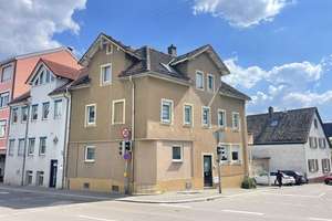 Gepflegtes Mehrfamilienhaus mit genehmigtem Bauplatz und Garten