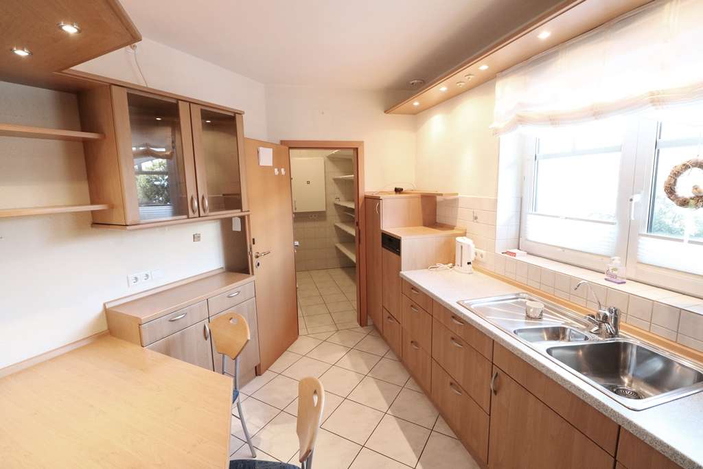 Immobilie in Cloppenburg - Schickes, topgepflegtes Zweifamilienhaus mit Garagen- und Geräteanbau sowie schönem Garten - Bild 2