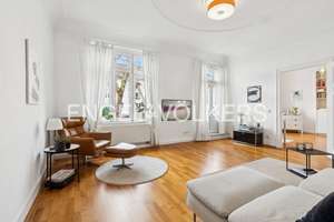 Denkmalgeschützter Altbaucharme: Stilvolle 3-Zimmer-Wohnung mit lauschiger Innenhofterrasse