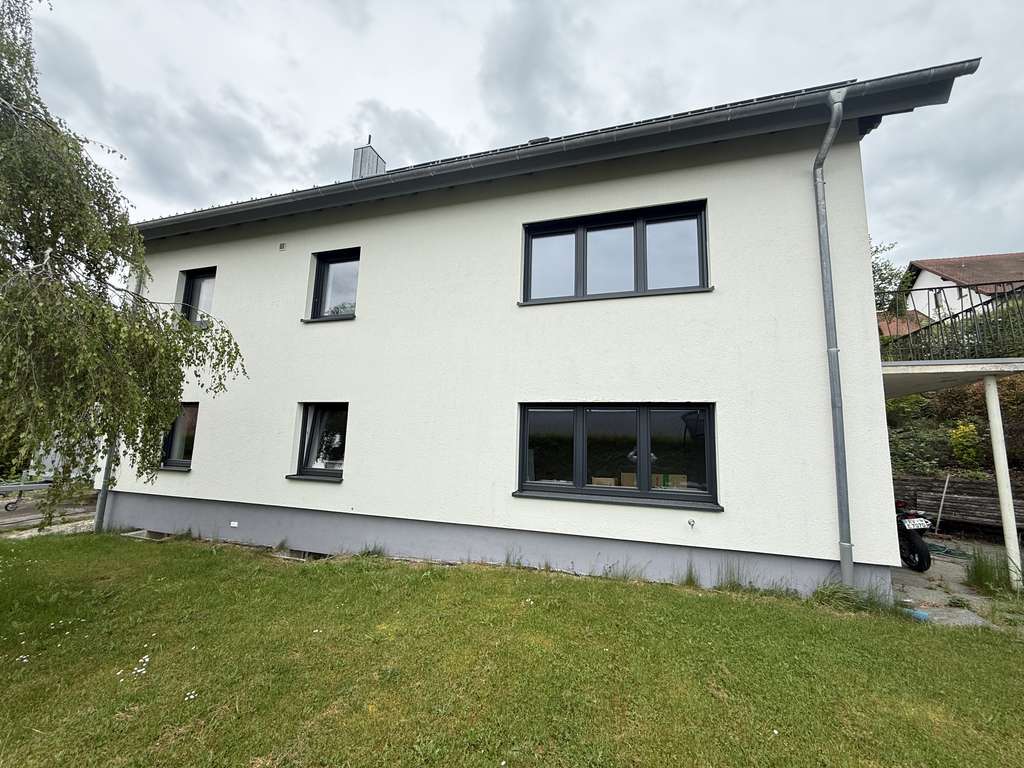 Immobilie in Wolfegg - Repräsentatives Haus mit 278 m², 11 Zimmern, Einliegerwohnung, Terrassen, Garten & Weitblick – moder - Bild 3