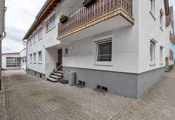 Hof - Wohnhaus - Hallentor