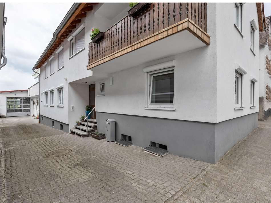 Hof - Wohnhaus - Hallentor