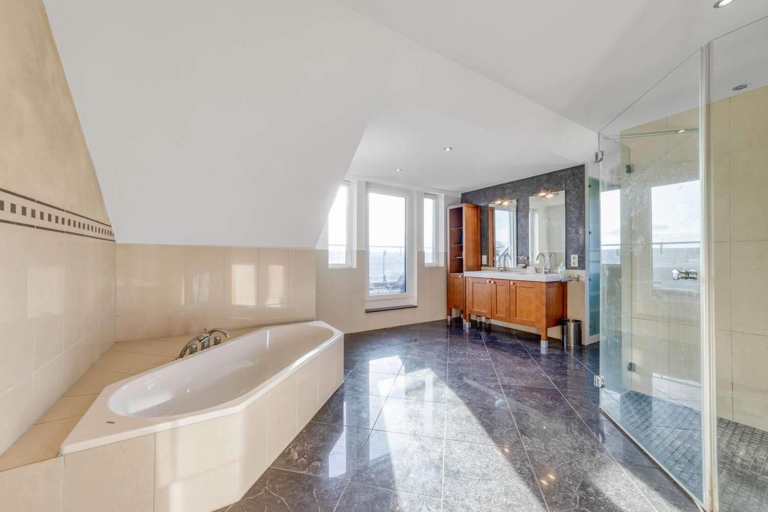 Immobilie in Gusterath - GUSTERATH: Modernes Schloss mit Panorama Weitblick - Bild 2