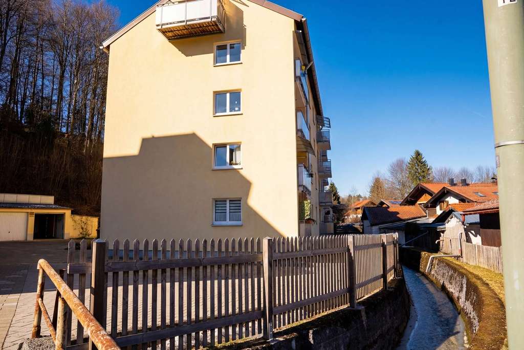 Immobilie in Miesbach - Bezahlbares Investment unter 150k: Vermietete 1-Zimmer-Wohnung zur Anlage mit Balkon in Miesbach - Bild 0