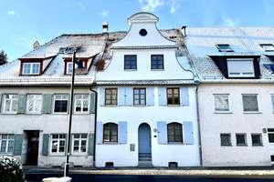 Blick in den Klosterhof: Stilvolle, neuwertige 2,5-Zimmer-EG-Wohnung mit gehobener Innenausstattung