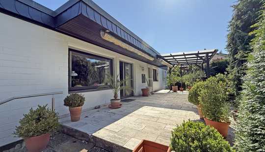 Bild von GEPFLEGTES FREISTEHENDES EINFAMILIENHAUS mit integrierter Garage!