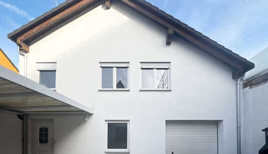Bild von ZWEI HÄUSER, VIELE MÖGLICHKEITEN 🌟 Modernisierte Liegenschaft mit großem Hof in Rodgau!
