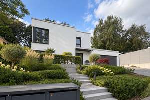 Zeitlose Architektur. Großzügiges Wohnen. Ein Garten zum Verlieben.