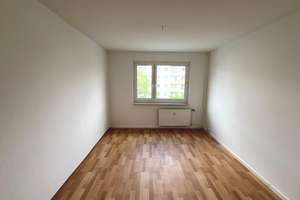 Wohnen, wie es zum Leben passt – 4 Räume mit Balkon! – Otto-Rothe-Str. 37, 7549 Lusan-Brüte, Gera – Vorschaubild 3