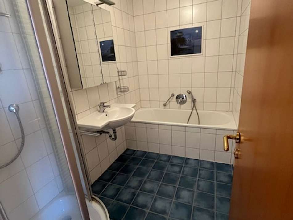 Bad mit Wanne und Dusche