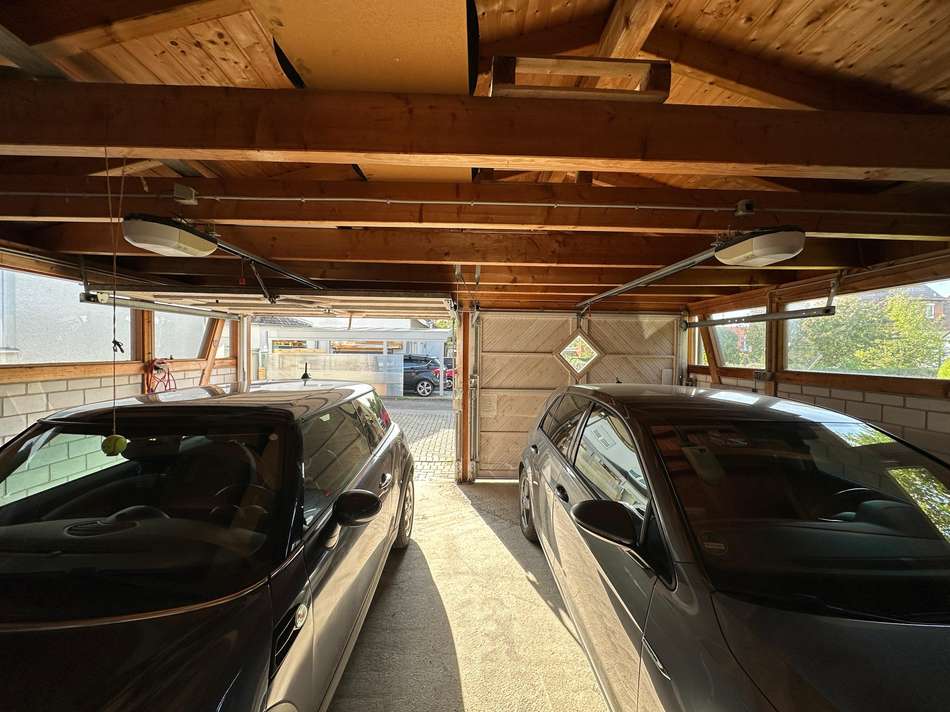 Doppelgarage innen offen