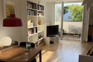 Zwei Zimmer direkt am Südpark Helle Dachgeschosswohnung mit Balkon in 6 Parteien-Haus