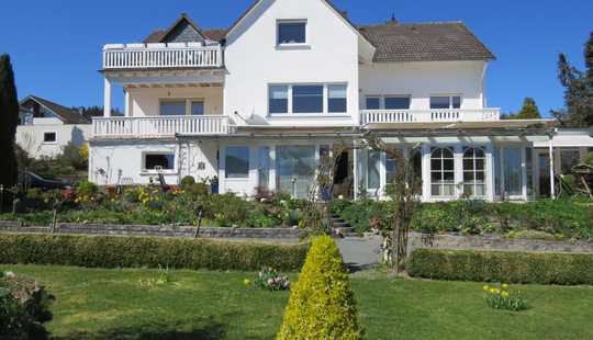 Bild von = USINGEN = Großzügiges Mehrfamilienhaus mit herrlichem Grundstück