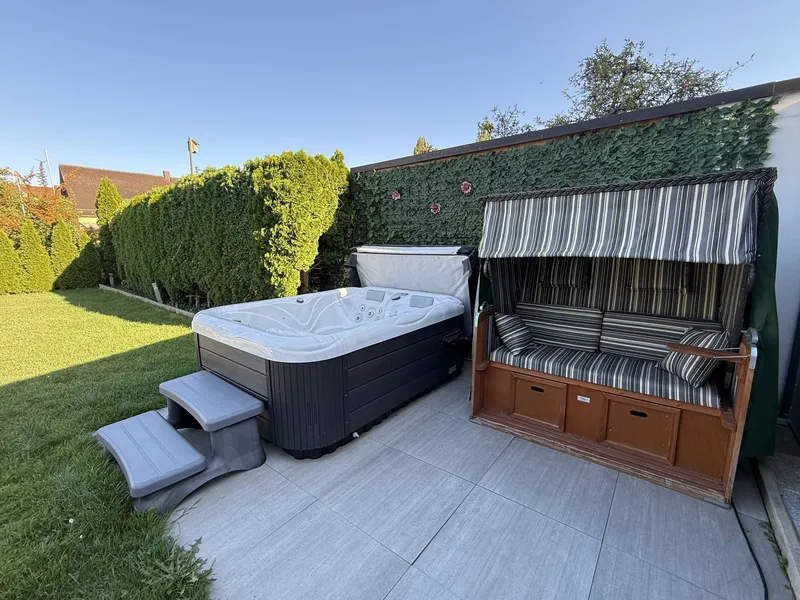 Whirlpool mit Sitzbank