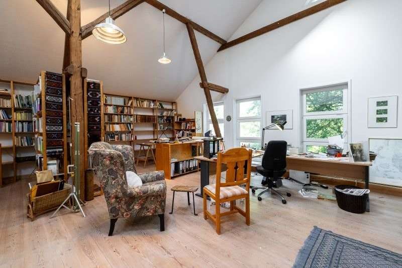 Immobilie in Niebüll - Baudenkmal - Bauernhaus unter Reet mit Scheune auf einer Warft im Gotteskoog - Bild 4